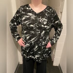 LuLaRoe Brand Black and White Torrie Size XL V Neck Sweater Sweatshirt